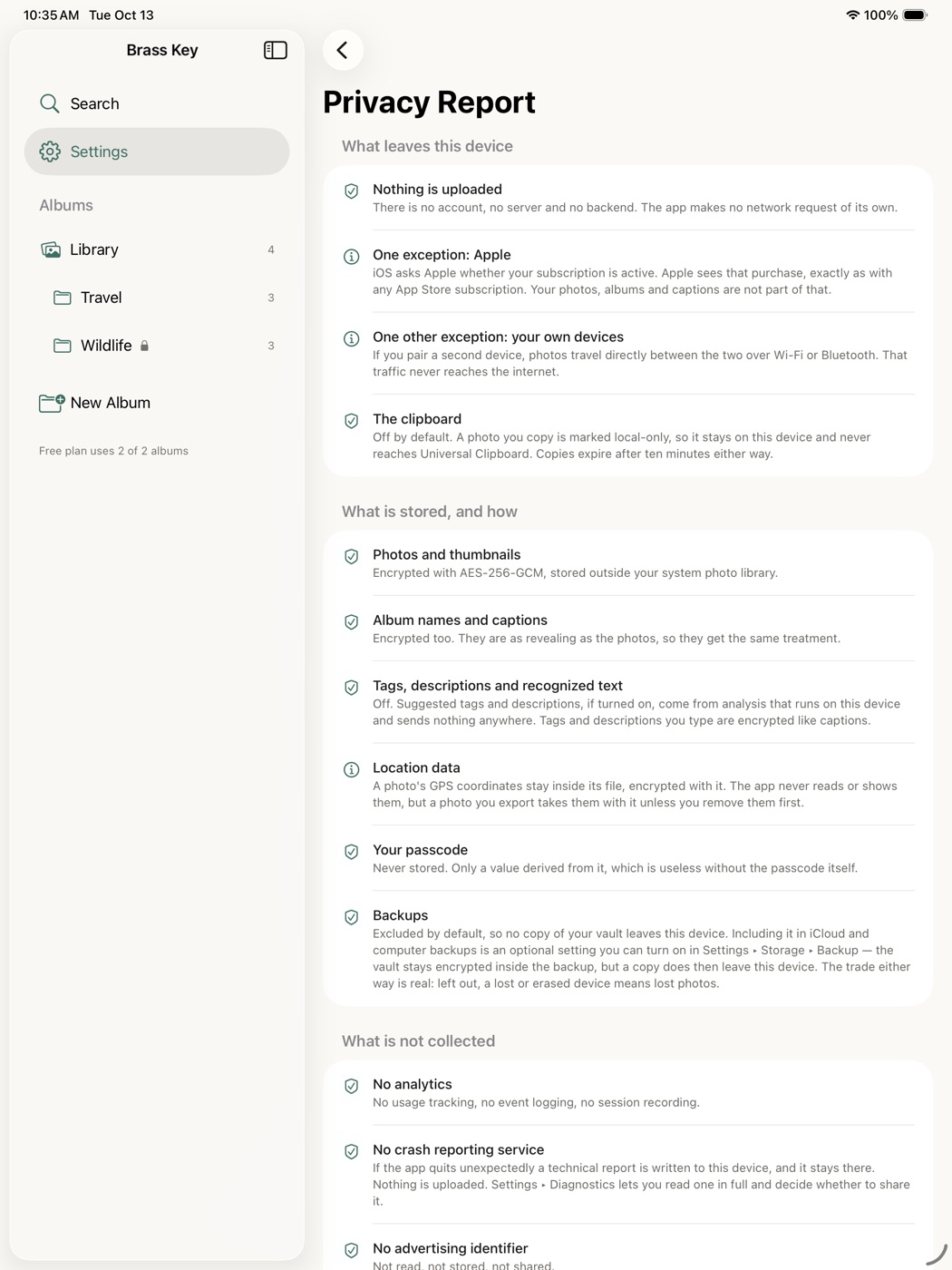Privatlivsrapporten på en iPad: en liste i almindeligt sprog over, hvad appen gemmer, sender og aldrig indsamler.
