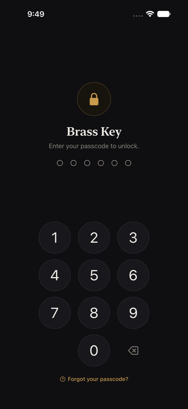 Låseskærmen: en hængelås, ordene Brass Key og et tastatur til en sekscifret kode.